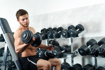 Borst oefeningen met dumbbells