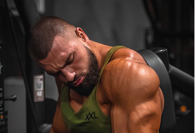 Wat train je met lateral raises? - Kosso Nutrition | Kwaliteit = prioriteit