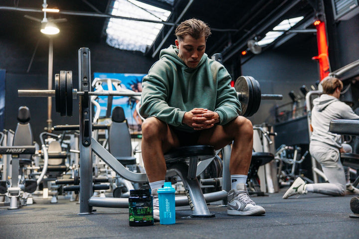 man op bench aan het liften