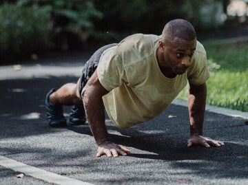 Beste triceps oefeningen voor thuis - Kosso Nutrition | Kwaliteit = prioriteit