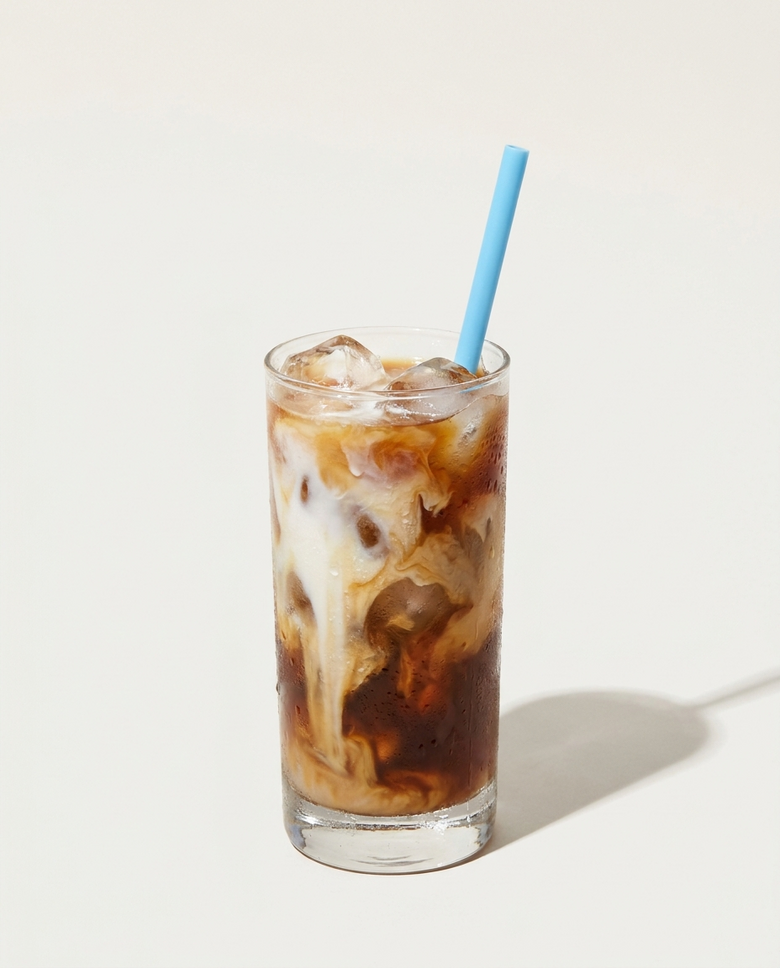 IJskoffie met eiwit — glas met ijs en melkswirl (placeholder)