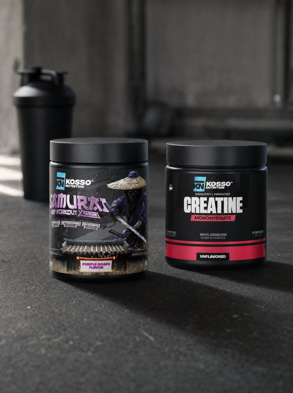 Samurai Extreme Pre-workout en Creatine Poeder 250 gram naast elkaar op een donkere gymvloer