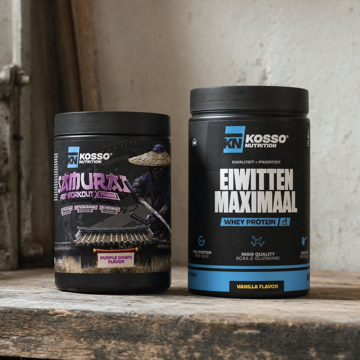 Samurai Extreme Pre-workout en Eiwitten Maximaal 1 kilo naast elkaar op een houten aanrecht