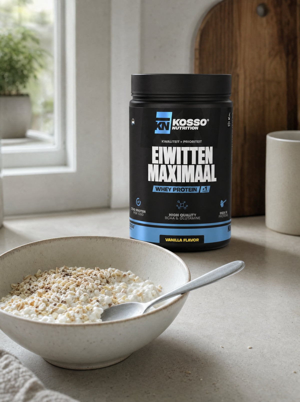 Pot Eiwitten Maximaal op een aanrecht, achter een kom skyr met havermout